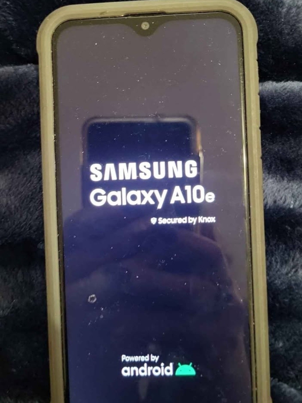 2019Samsung Galaxy A10e Smartphone in Black withCase And Popsocket.